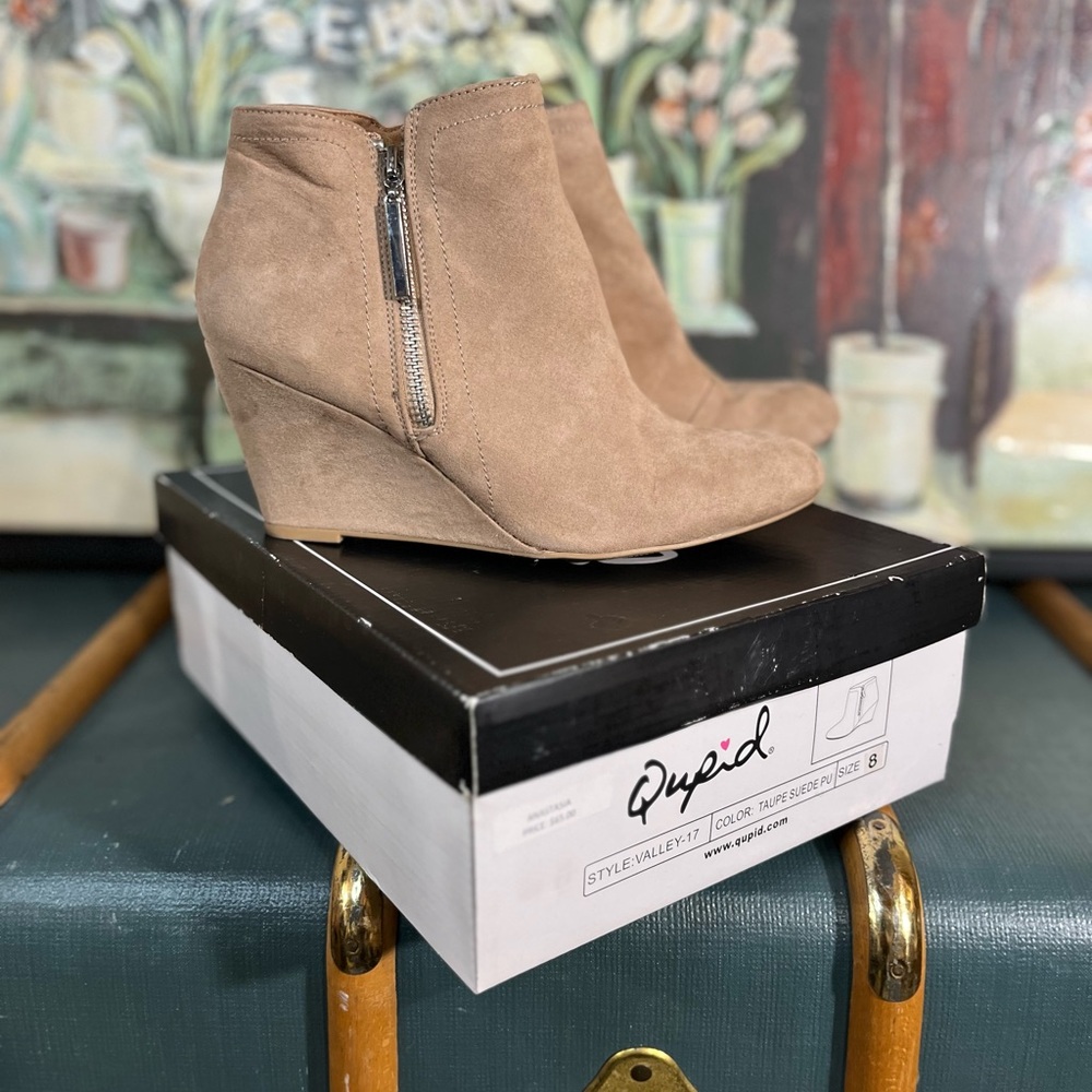 EUC: Women’s size 8
Cupid Ankle Boots